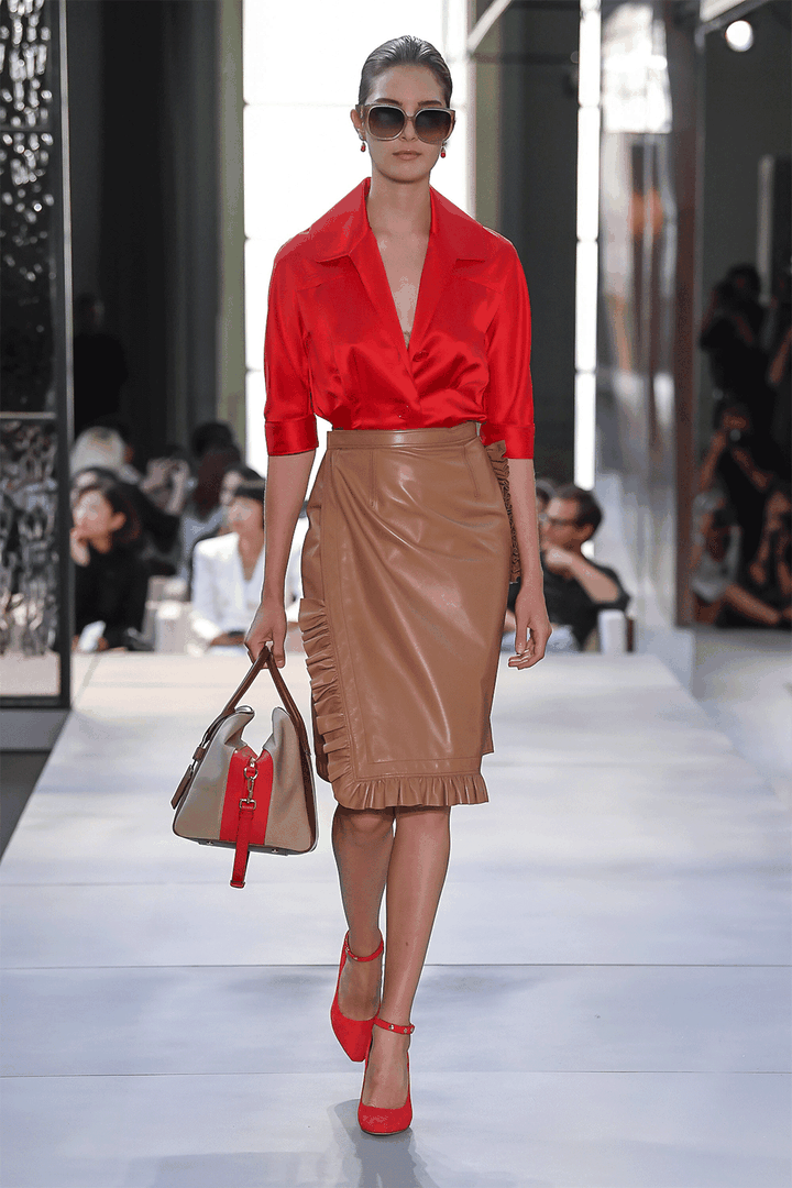 如果你曾经一度因为红色的过于夺目,而将它弃之门外时,在最新的时装周