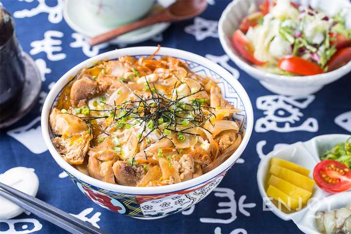 日式家常的【鸡肉亲子饭,餐顶层铺满鸡肉和还在流动的鸡蛋,米饭温热