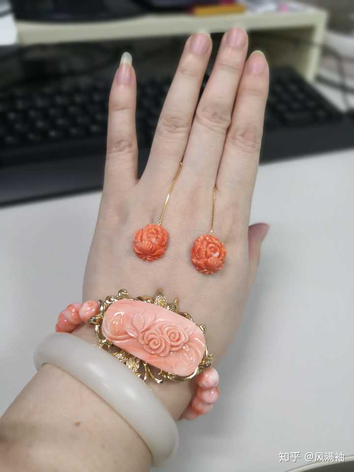 什么样子的女人会在手腕上面戴两个首饰?