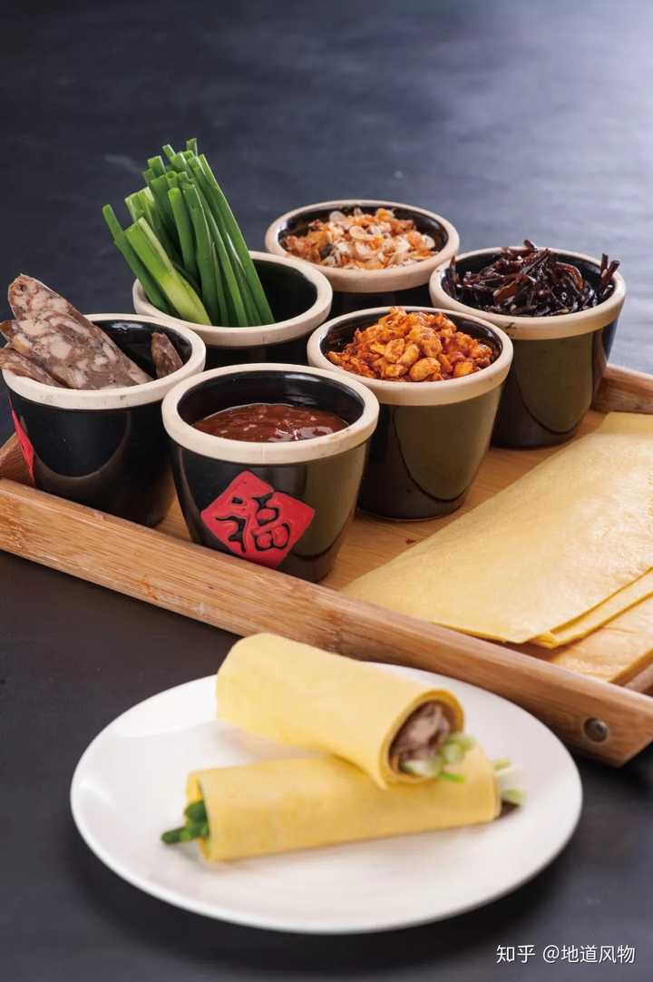 传统鲁菜,煎饼卷大葱.图片/汇图网