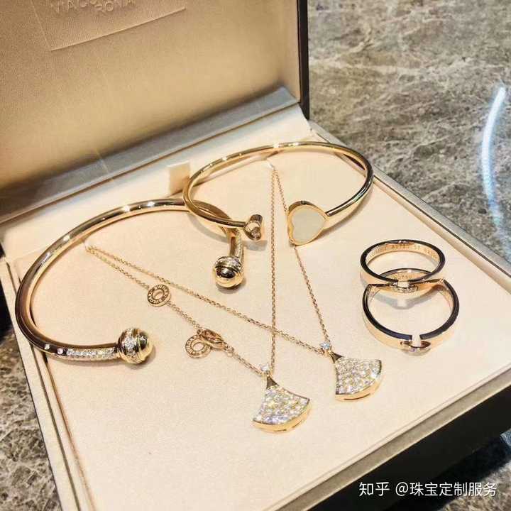 如何搭配戒指和项链?