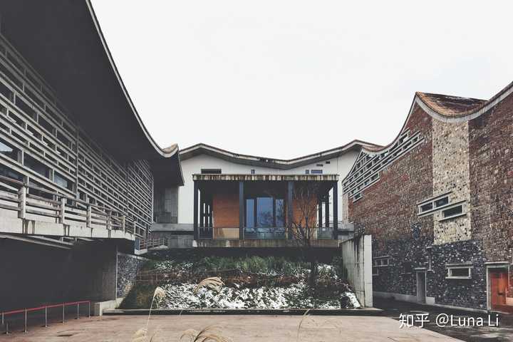 富春山馆 建筑的灵感来自于《富春山居图》,远看便如一座起伏的小山