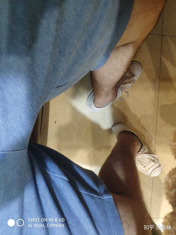 记得高中以前我也是感觉别人白白净净的,我一腿子毛(现在还有胸毛