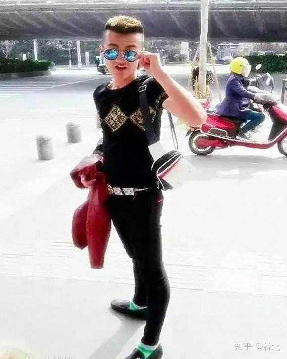 为什么有人喜欢紧的勒蛋蛋的紧身裤,豆豆鞋?