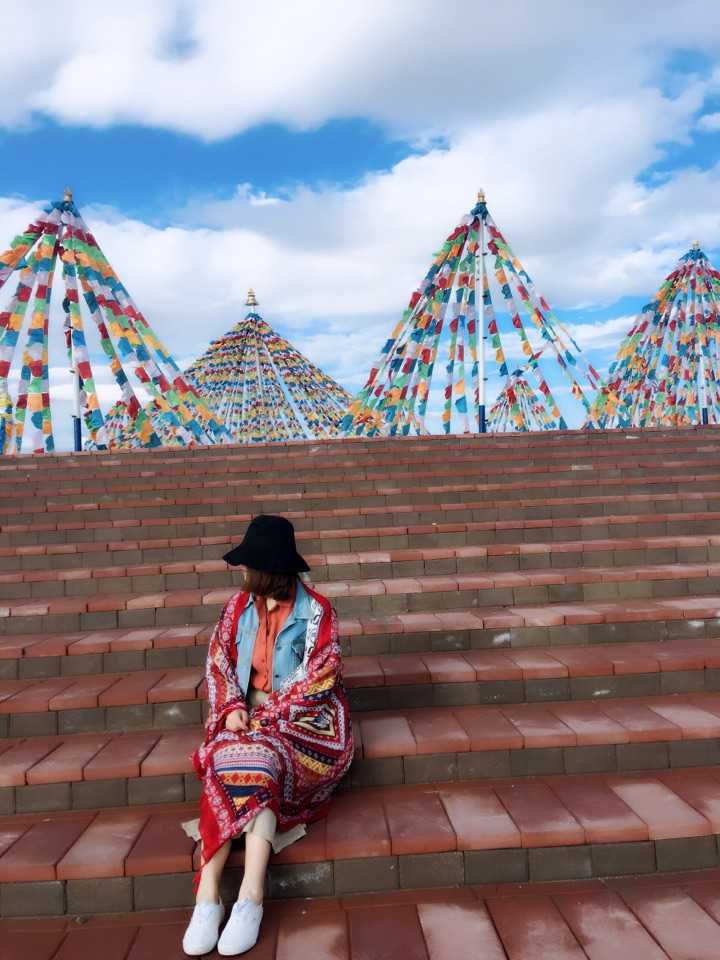 我出去旅游都会比较喜欢去海边和风景好看的地方,所以裙子相对比较多.