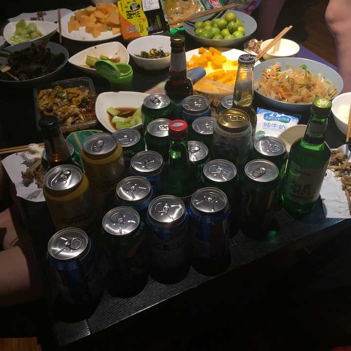 一宿舍人各奔东西去上大学前的最后一次聚会,那晚啤酒加夜聊,回想起来