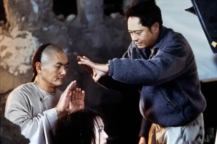 《卧虎藏龙》片场的导演李安,主演周润发,章子怡