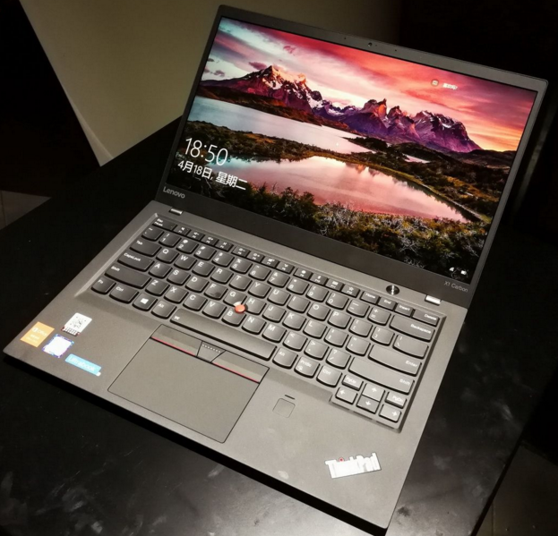 x1carbon 4th,x1carbon x1 yoga是从2016年问市的,它的整体设计与x1 carbon 4th完全一样