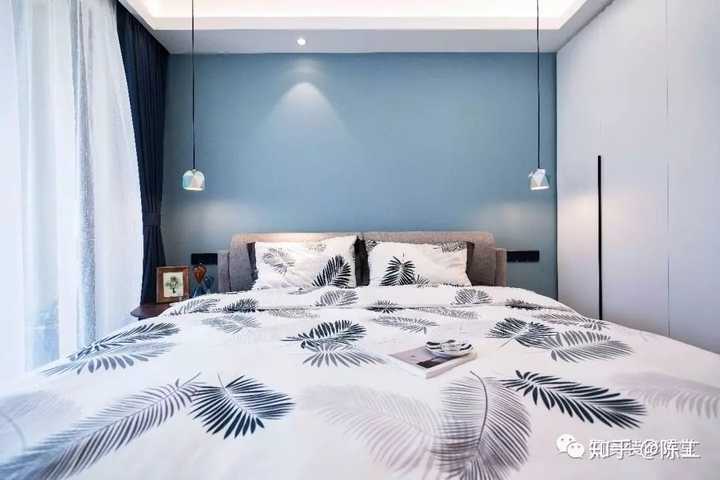 卧室背景蓝灰色,与白色搭配让空间清爽明亮,同时又有质感