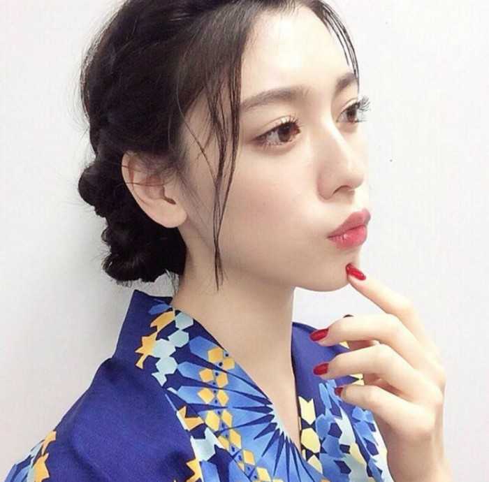 硬朗不失女人味 ins: yuuuuukko_  93年的日本模特 她的风格比较飘忽