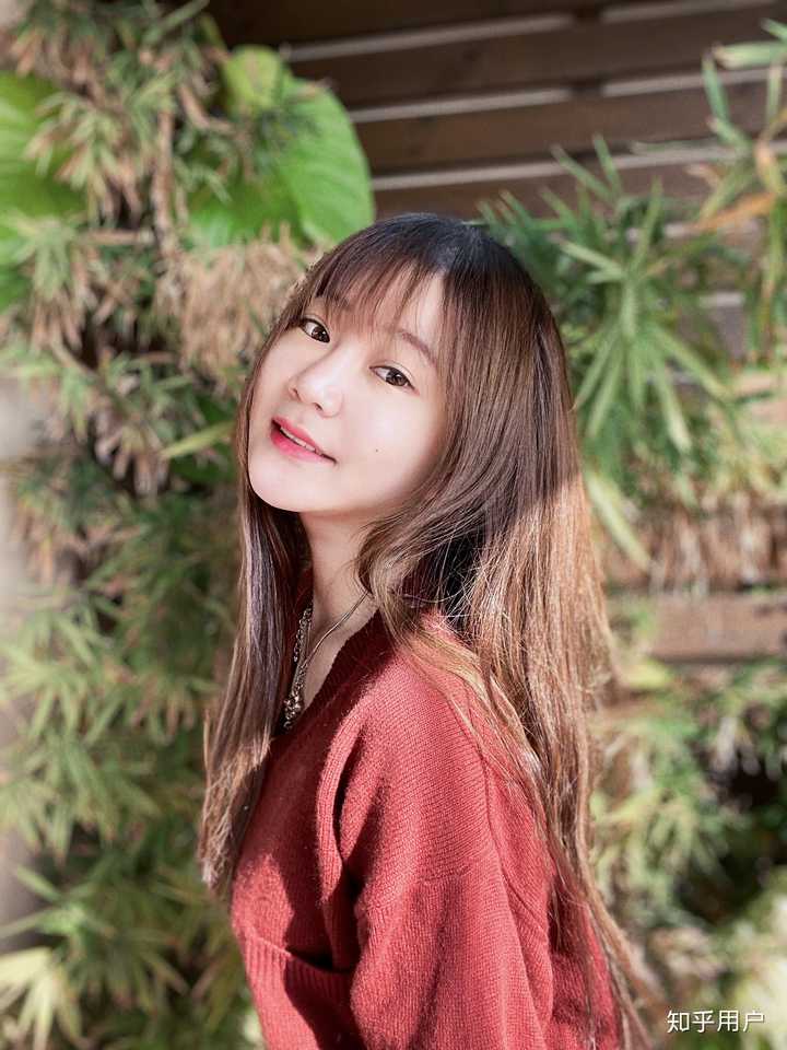 感觉朋友圈一妹子就是素颜比化妆好看 素颜显得清纯很多.