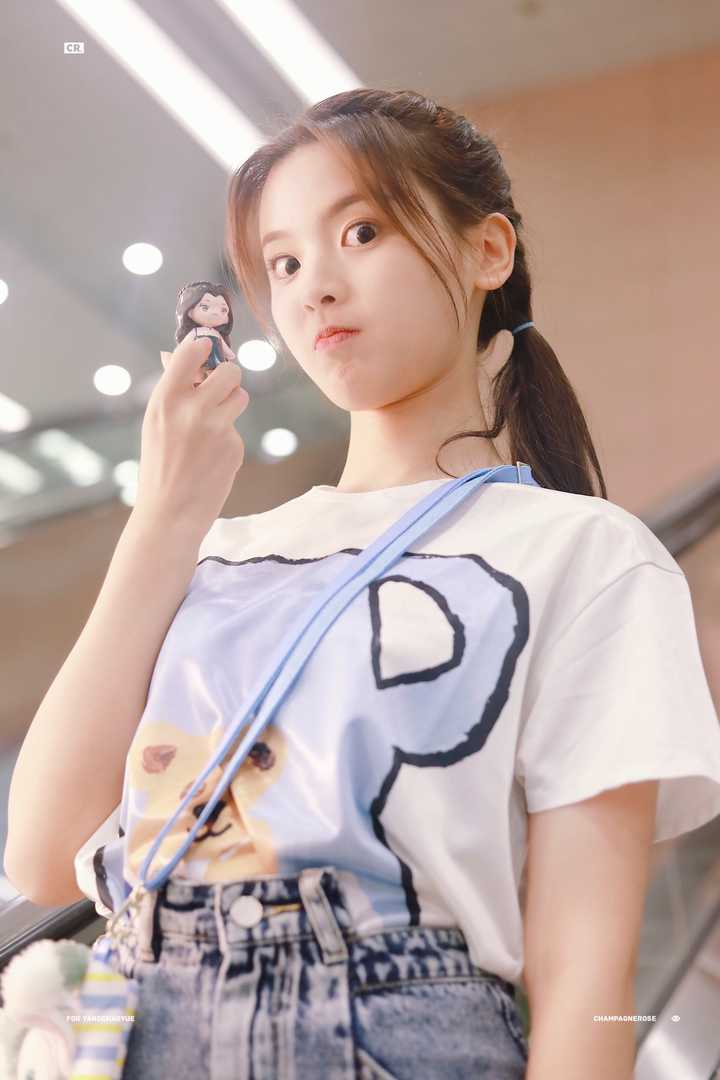 杨超越的颜放在韩国女团中可以称之为神颜吗?