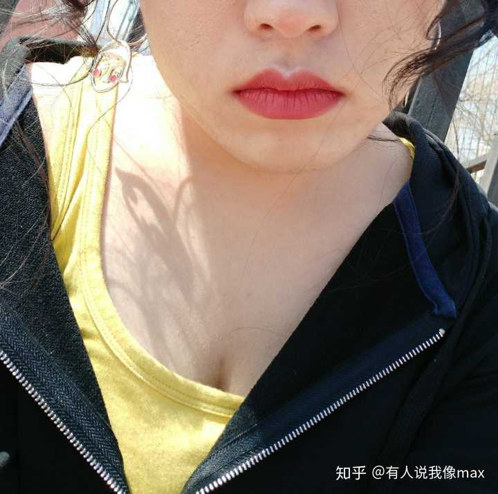 男生大都喜欢胸大的妹子,但胸大丰满的女生穿衣不好看