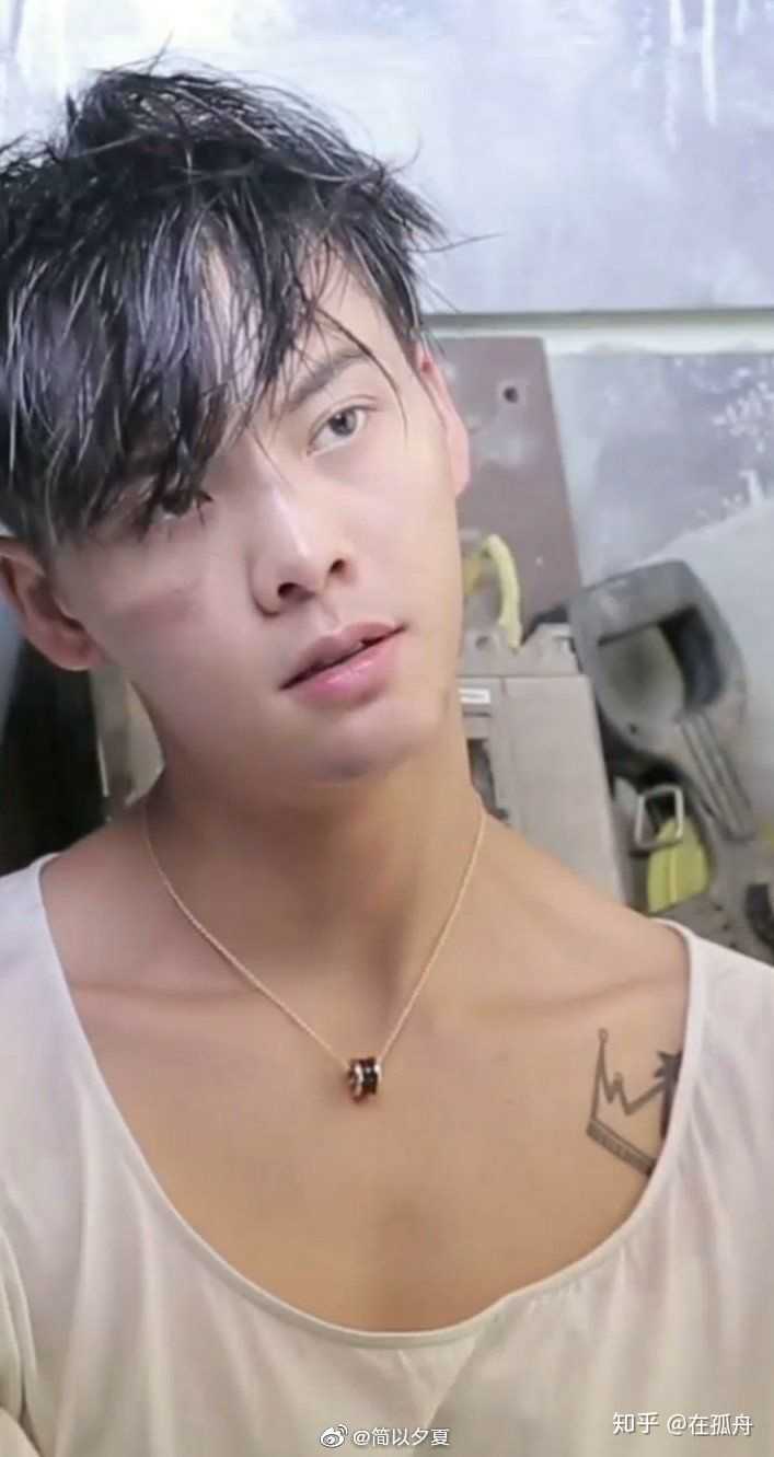 陈伟霆好绝一男的 入坑的寸头 人间a神 真的绝啊痞帅痞帅的 纹身也是