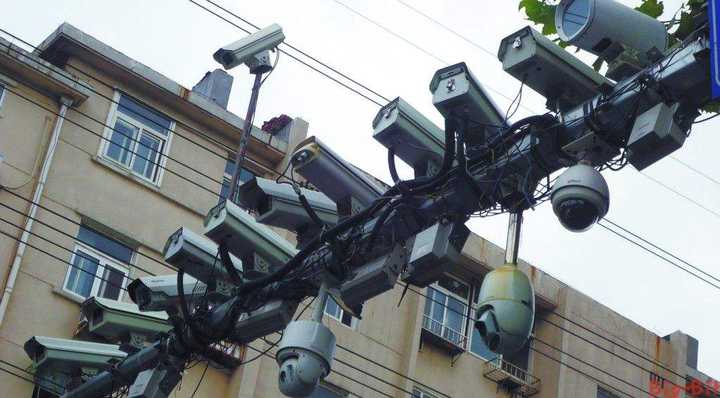 种是交通违法摄像头,专用于抓拍违法违章行为,另一种是治安监控摄像头