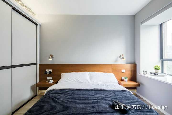 床头采用的隔板设计,为了减少台面摆放物品,照明用的是壁挂灯.