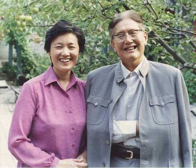 如何评论洪晃?