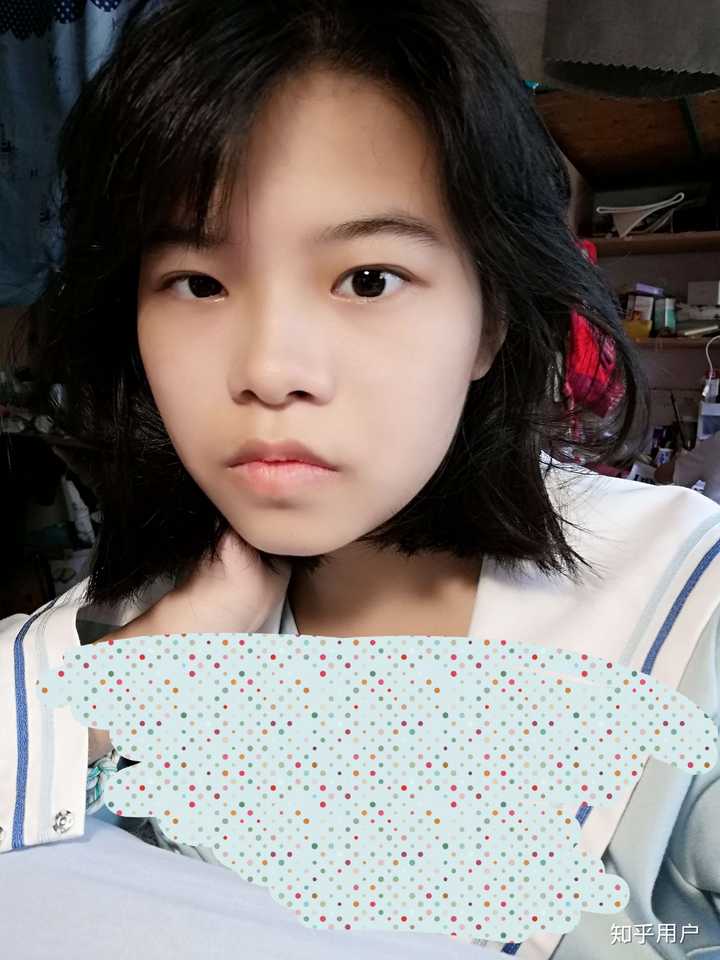 没有了美颜和化妆,除了五官在该在的位置上,已经没有任何优点了.