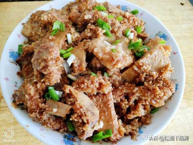 将芋头加入粉蒸肉中是我们皖南山区在秋季经常采用的吃法.