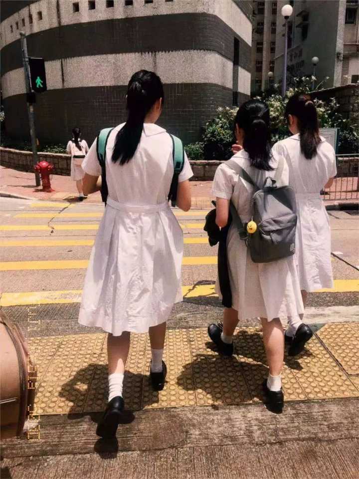 天主教中学学生放学的背影
