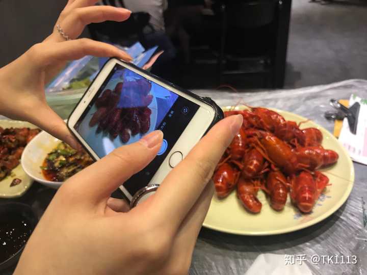 为什么有的人在吃饭之前会拿出相机,手机对着食物拍照