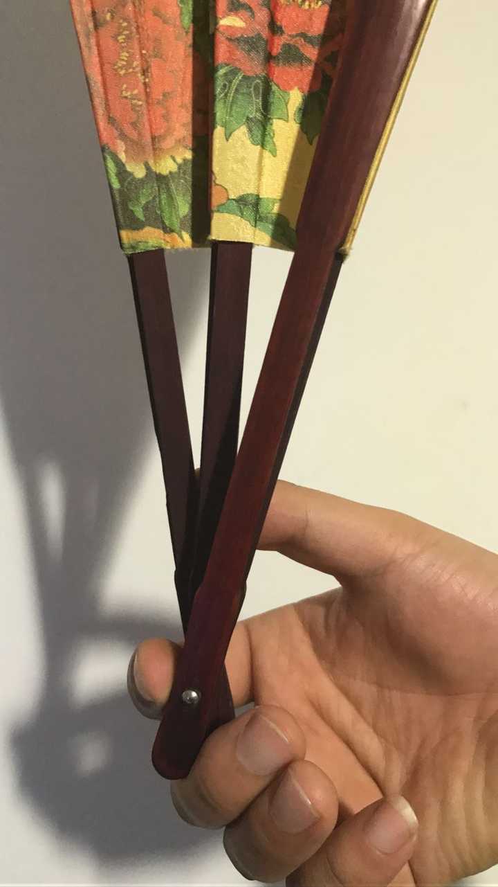 我是这样开扇的,一只手,中指第一关节作为扇子的支点,并且从内侧抵住