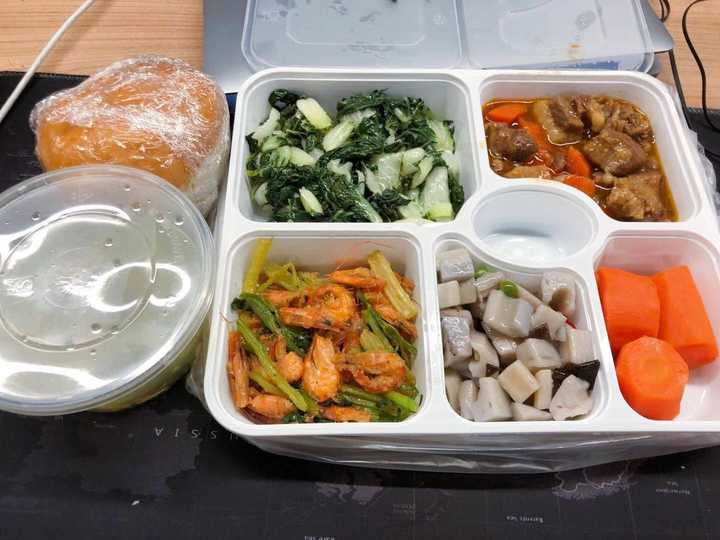 食堂吃饭,可以把饭打到工位上享用,食堂的姐姐们会帮忙把饭菜打包好