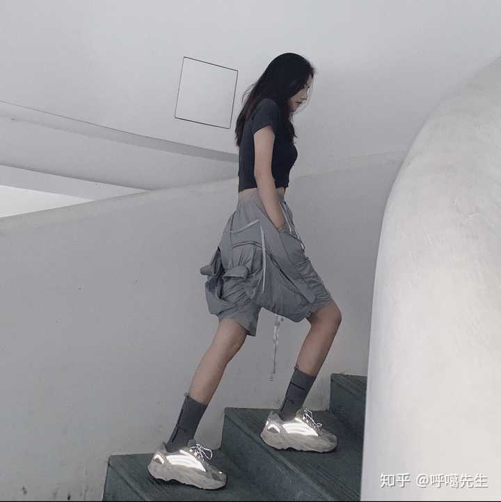 一款轻便的跑鞋,但平时也完全ok,上脚又骚气又舒服 黑白两色都很白搭