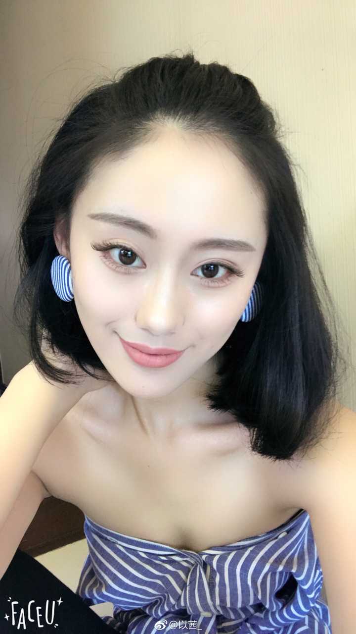 微博上有哪些经常发自拍的美女?