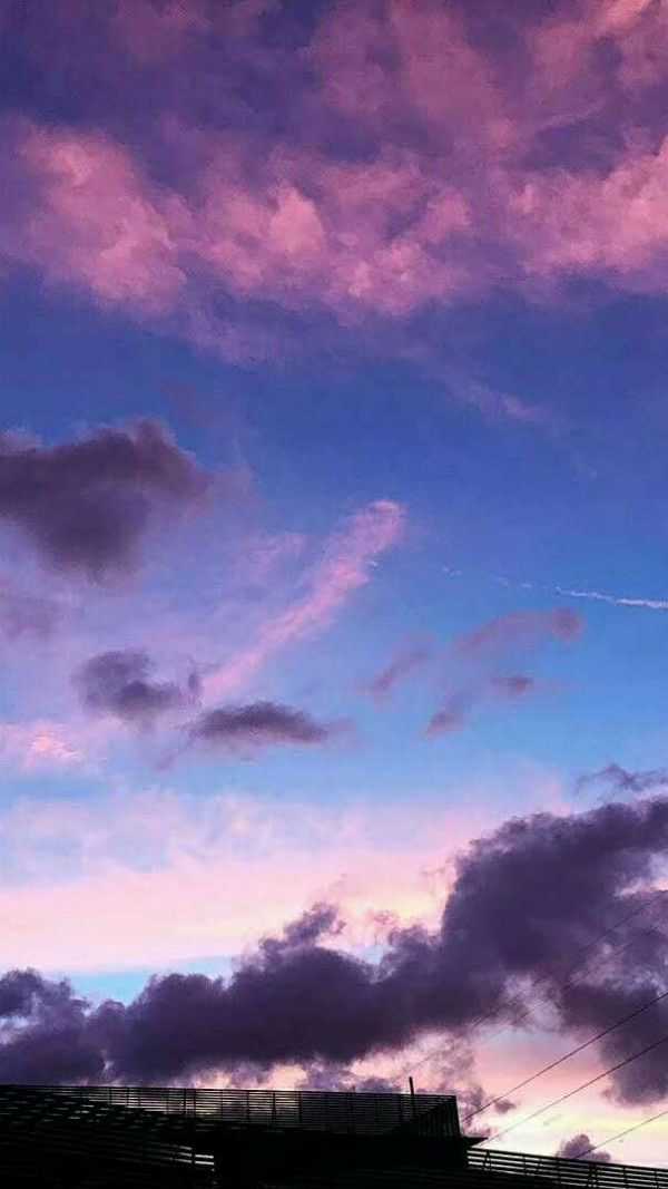 有哪些绘画风的天空淡蓝或淡黄色的手机壁纸(图中只有