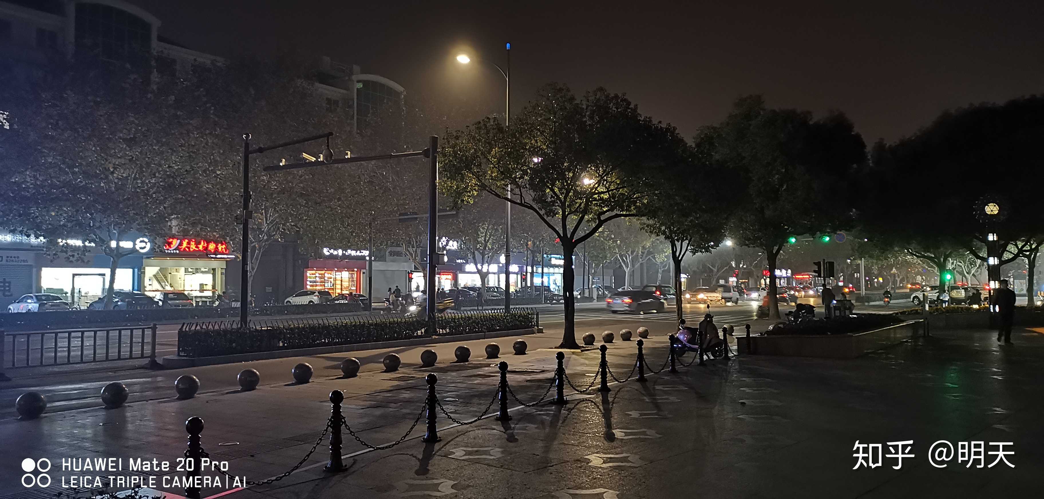 下雨天,照片也花掉了,还是昨晚的街景漂亮