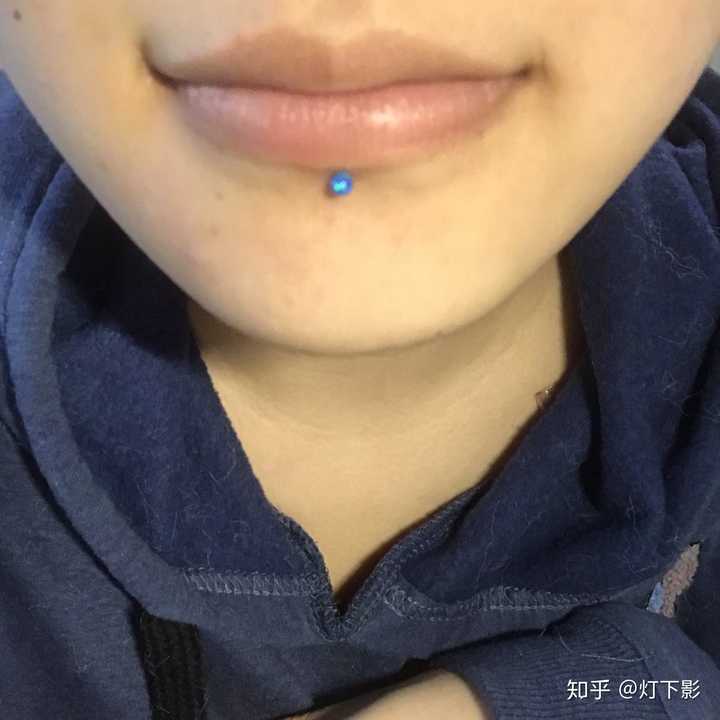 我想看看唇钉摘下后是什么样子的?