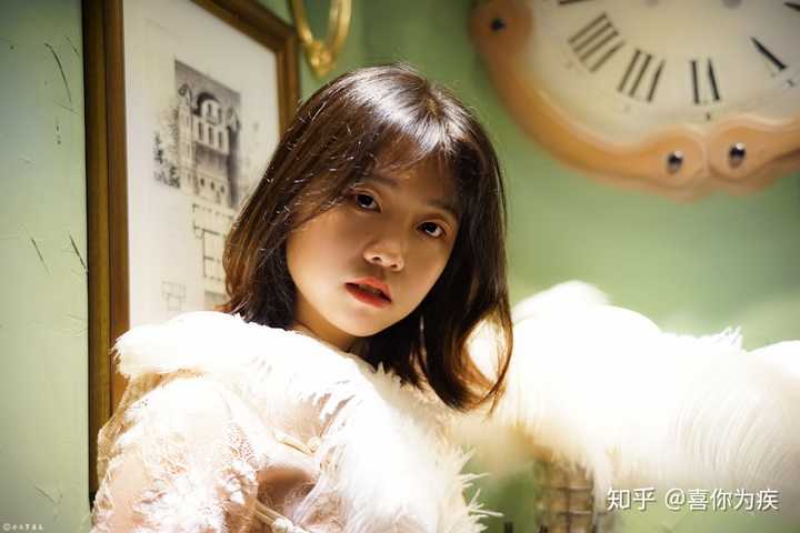 女生如何把旗袍穿出不突兀的感觉?