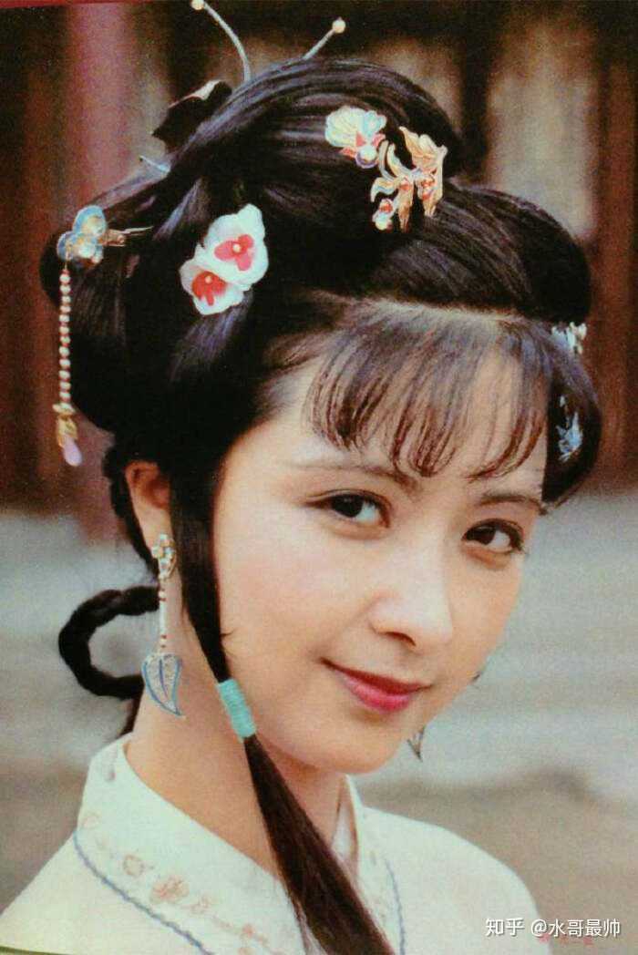 尤三姐本来就是红楼里一个出名的颜值担当,87版的尤三姐是周月饰演的
