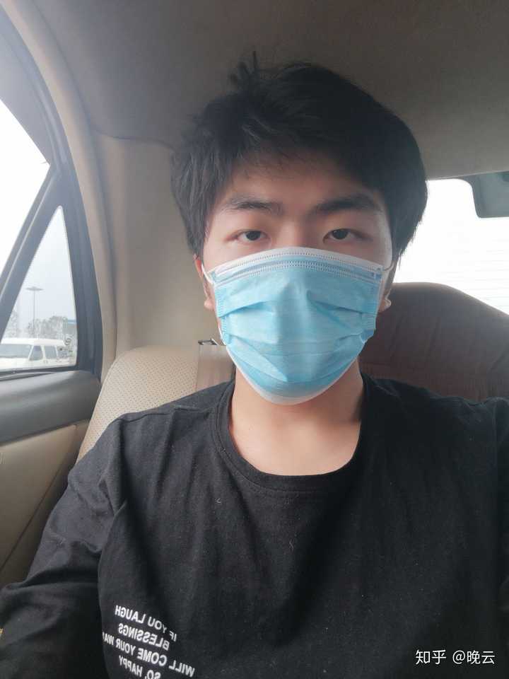 她应该是非常想看看你的模样,所以你可以发一张不戴口罩的照片给她