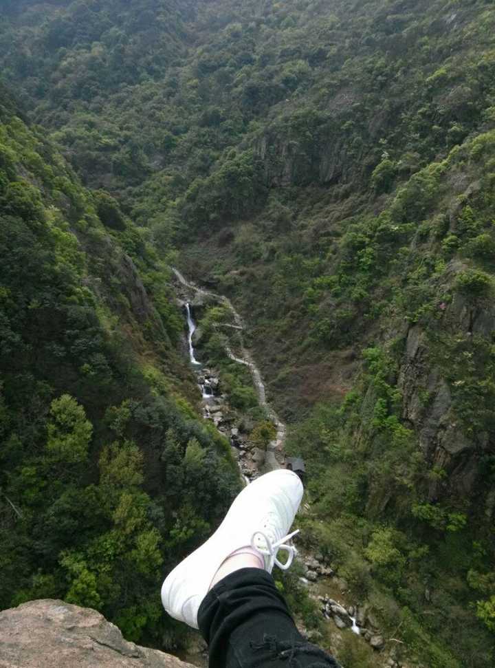 北仑九峰山,坐在悬崖边上