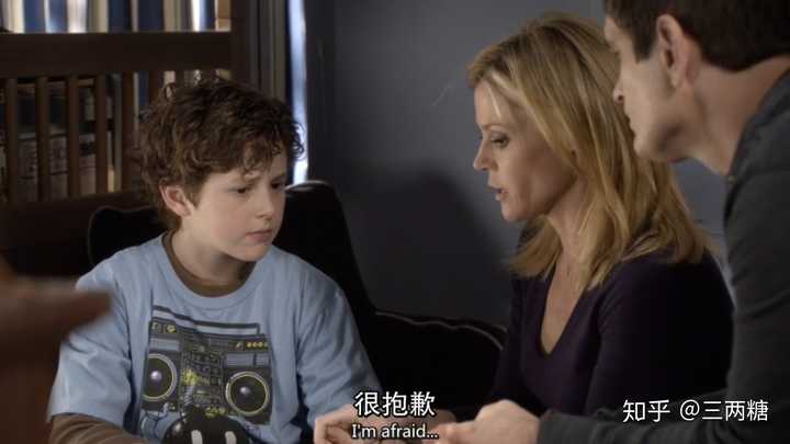 《摩登家庭》(modern family)中有哪些细思极恐的细节?