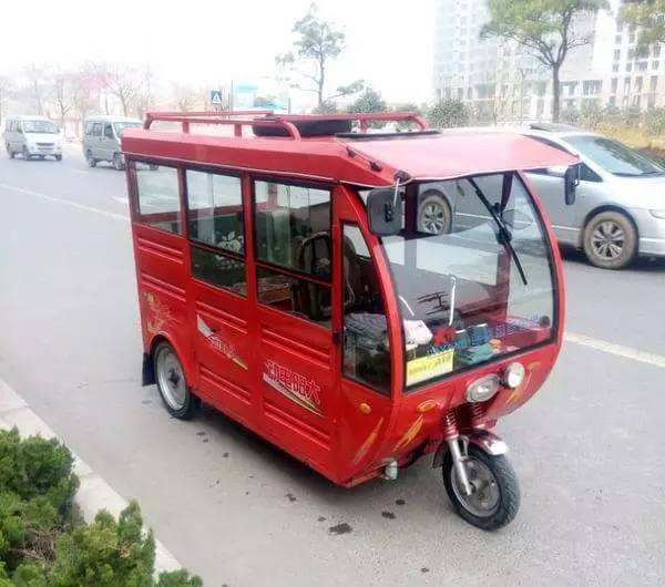 蹦蹦,这种电动三轮车,在重庆叫拜拜车,在武汉叫麻木,在常德叫慢慢游.