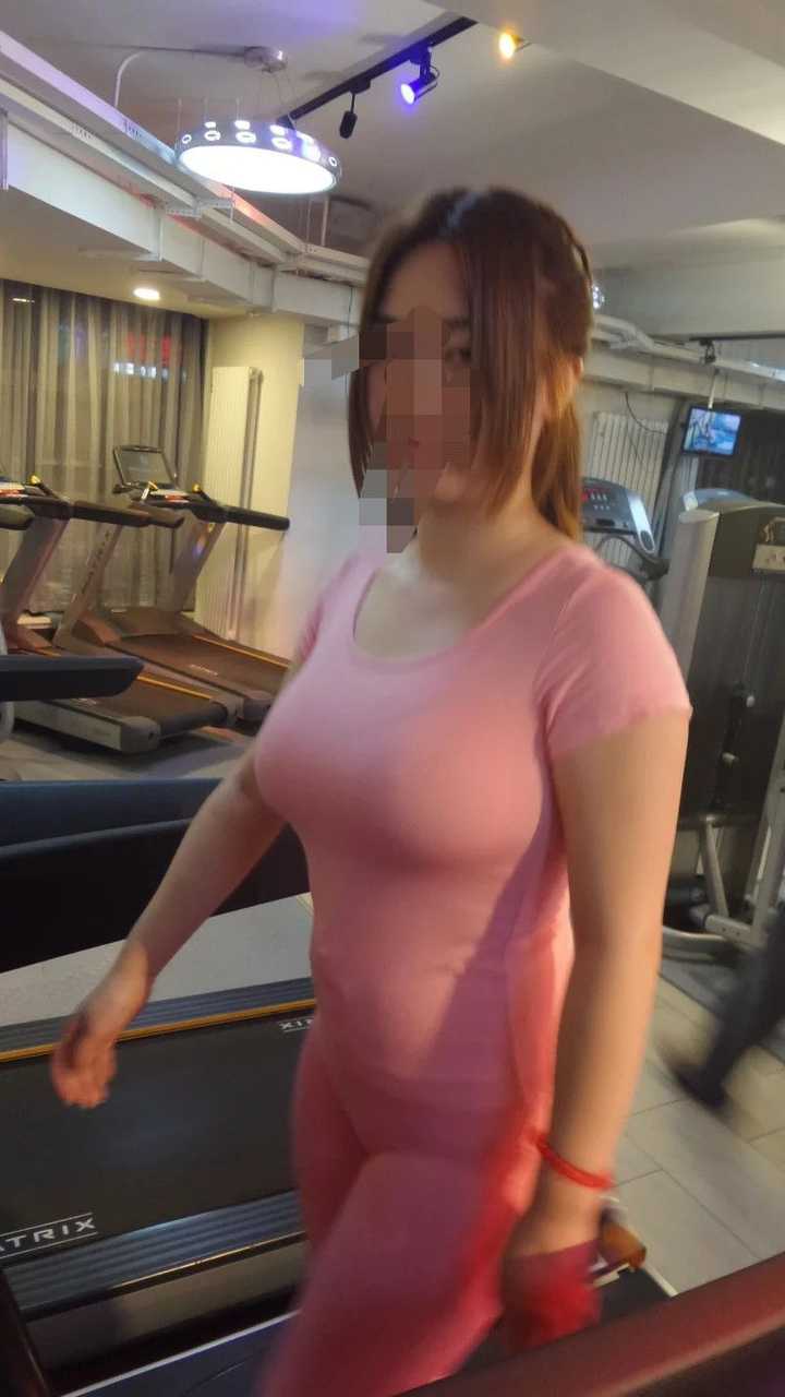 男生看到自己大胸妈妈穿超短裤低胸衣是什么体验?