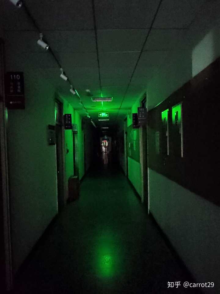 晚上自习完出来教学楼走廊关灯了