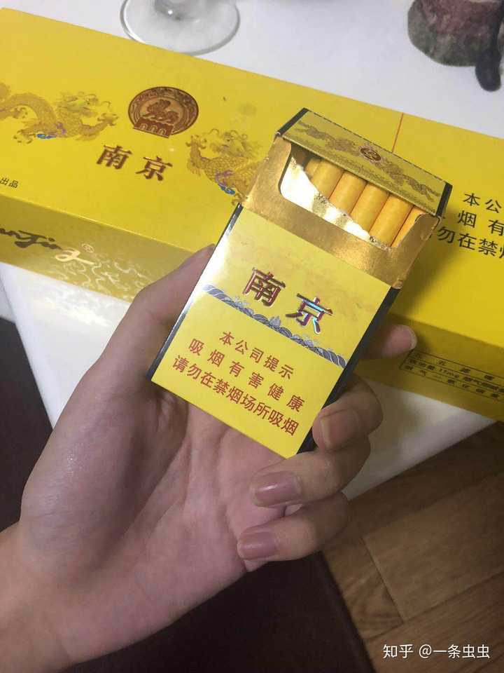 100元一包的香烟,100元一包的双喜香烟 所以是九五的尼古丁含量比较高的原因,这么看来还是100的烟危害大一点