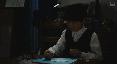 小海写给男同学的情书也被妈妈发现,被撕碎扔进了垃圾桶,成为压垮他