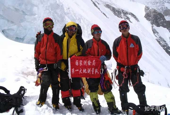 2020 年 5 月 27 日高程测量登山队登顶珠峰成功,珠峰