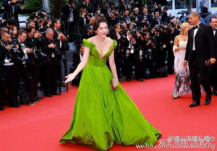 大家有存的让你觉得惊艳的女明星礼服图吗?