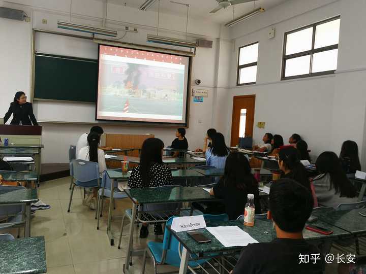 上海政法学院教室,宿舍环境?