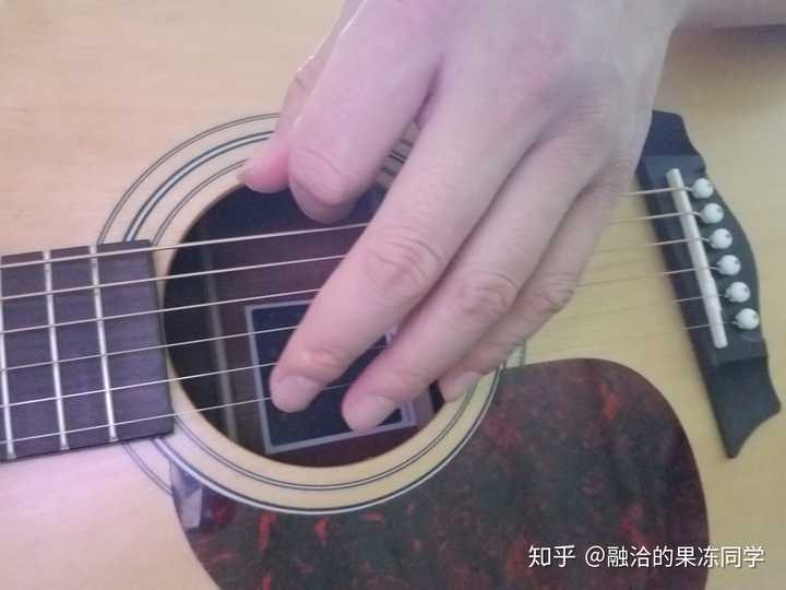 为什么我弹吉他扫弦总是只扫到两三根弦,感觉是不是我的指甲形状不