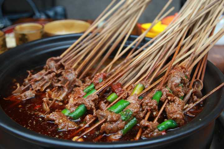 钵钵鸡是四川的一种特色美食,钵钵指的瓷器,煮好的各种串浸泡在麻辣鲜