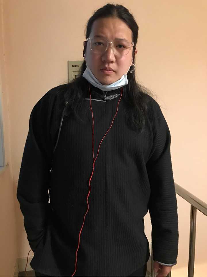 有没有戴耳环但不娘的男人?