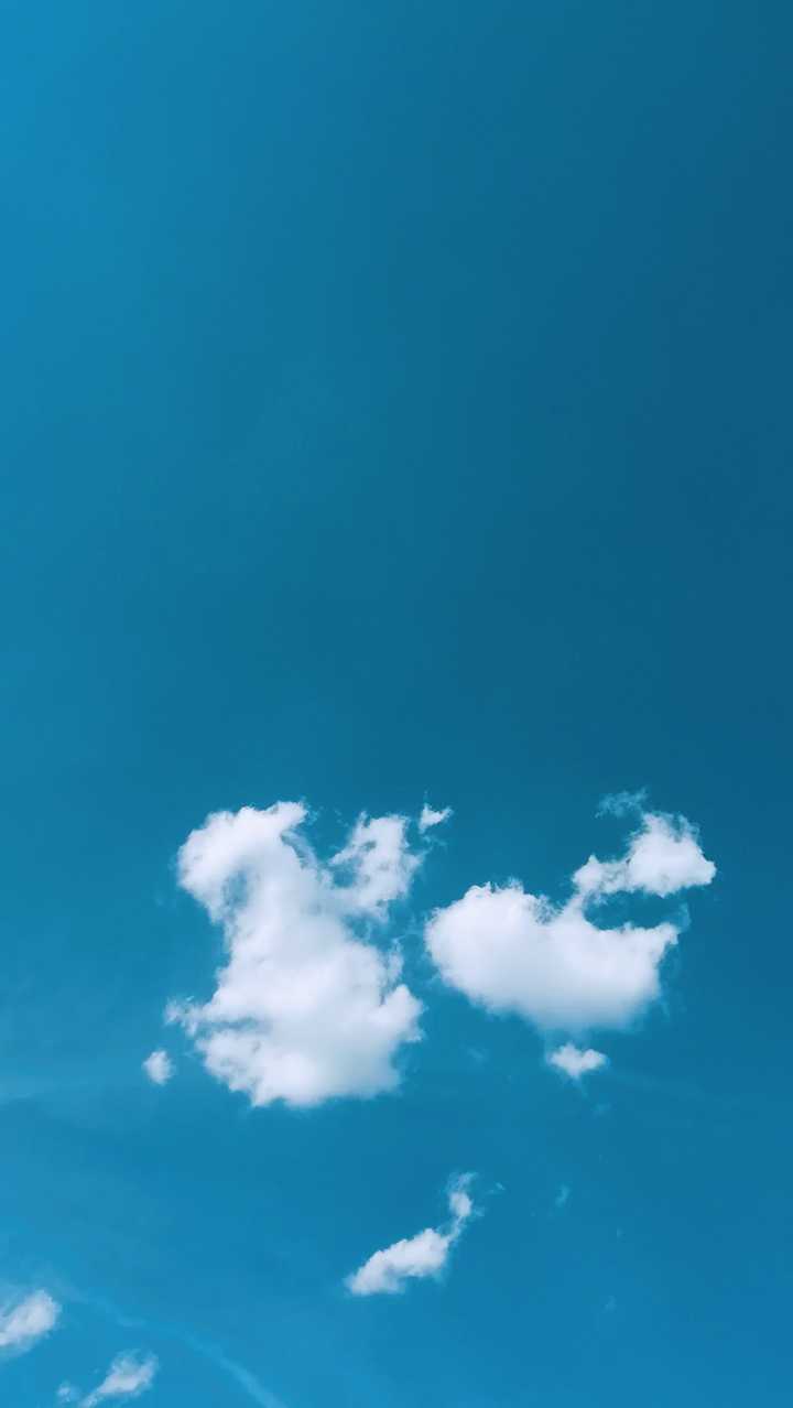这又是新拍的天空,最近几天超级热,自己拿来当聊天背景图,看着很清爽.