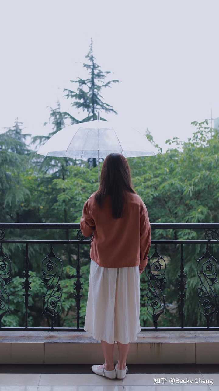 下雨了,哪儿也去不了,拍个惆怅的背影,借用雨伞当道具